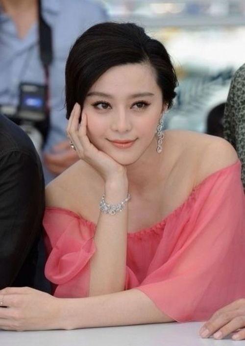 明星网红无领睡衣视频,明星同款居家时尚揭秘