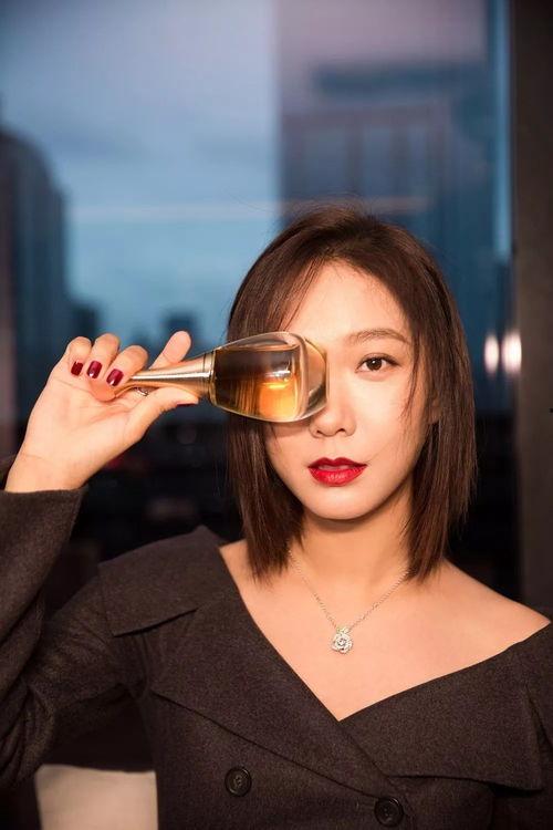 迪奥女明星网红是谁,揭秘时尚界的璀璨新星