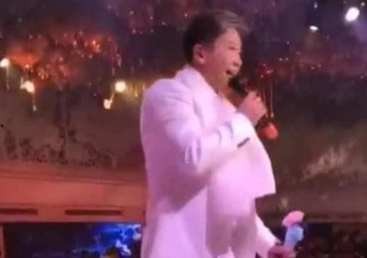 明星网红婚礼唱歌是谁,神秘歌手惊艳献唱引热议