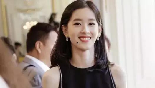 明星网红代言奶茶是谁,揭秘网红奶茶背后的明星身影”