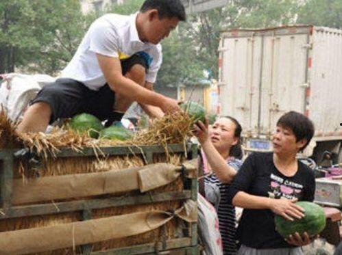 开封今日头条卖瓜,街头卖瓜，瓜香四溢，夏日清凉一夏