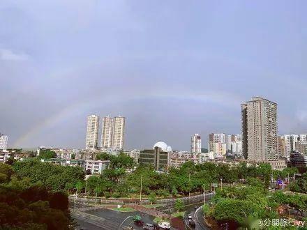瓜渚湖今日彩虹,彩虹映照碧波，梦幻美景尽收眼底